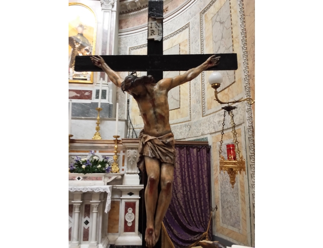 Restauri di chiesa: Antonietta Righi nei restauri di statue, crocifissi, arredi sacri, oggetti 